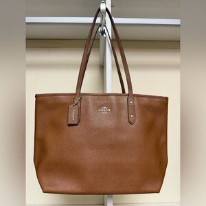 Coach City Zipper Tote purse tan  leather in excellent condition. Trend EOY 2025